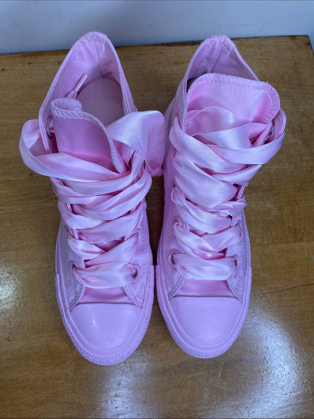 Converse Pink High-Top Satin Ribbon Sneakers. Size 7 - Picture 3 of 12